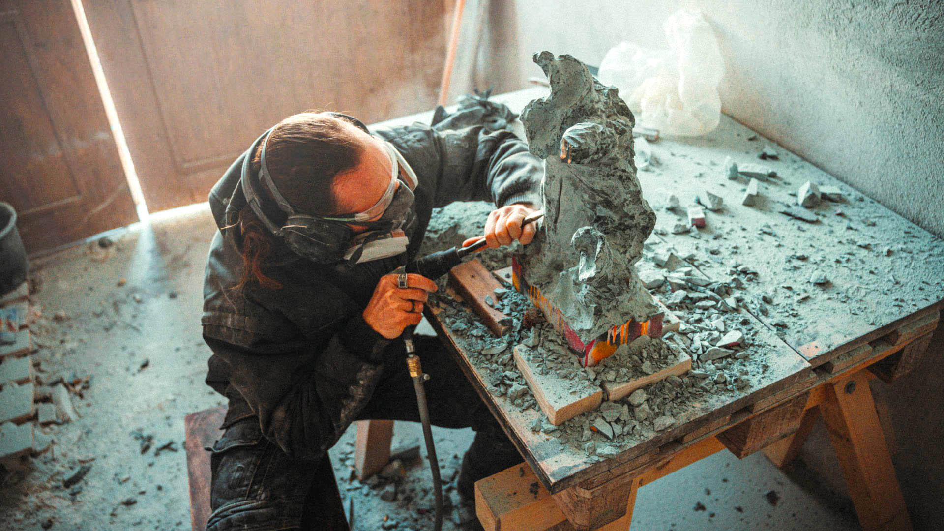 Blick von oben auf Jonas Eideloth an einer grünen Skulptur auf dem Arbeitstisch